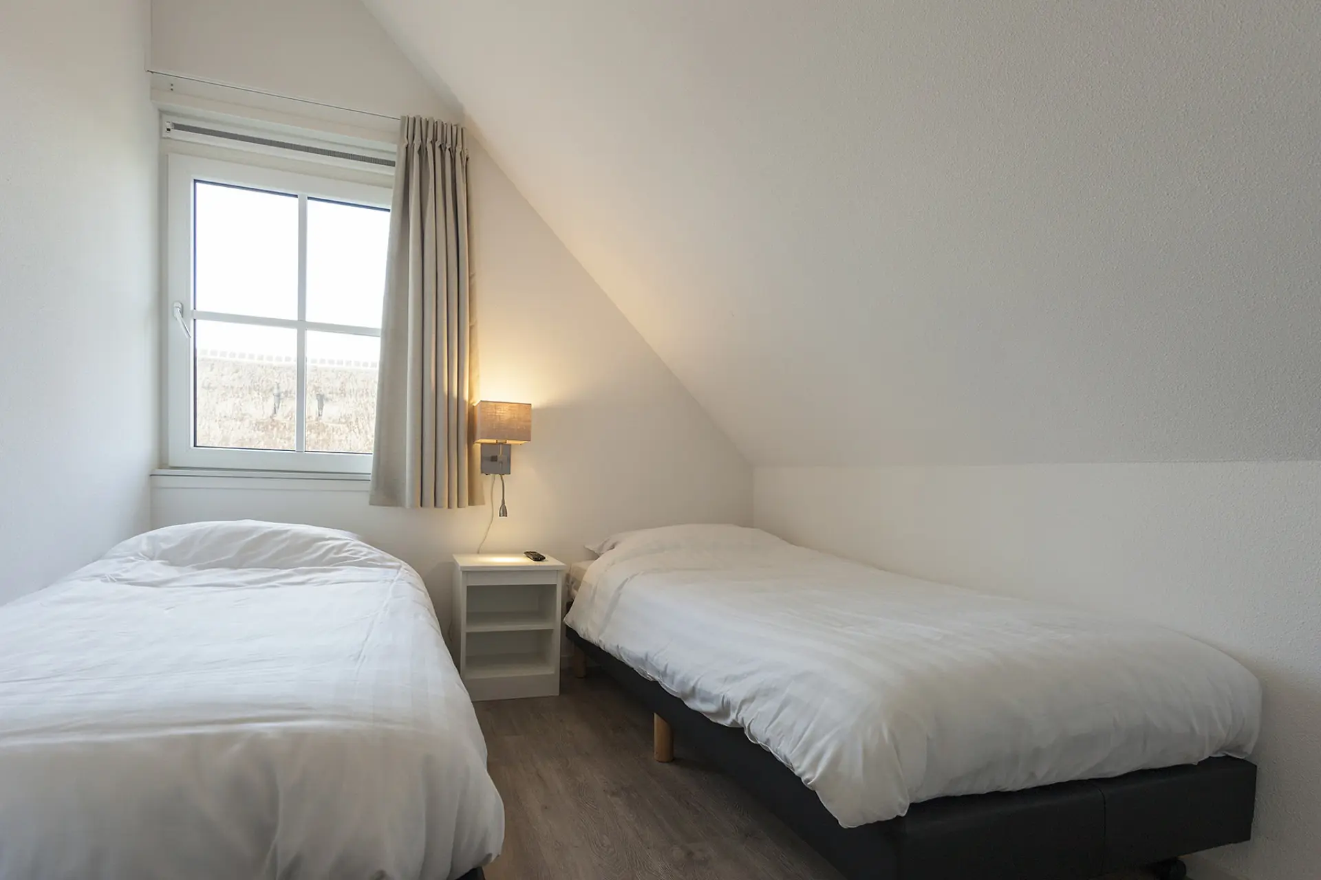 Slaapkamer met twee 1-persoons boxspring