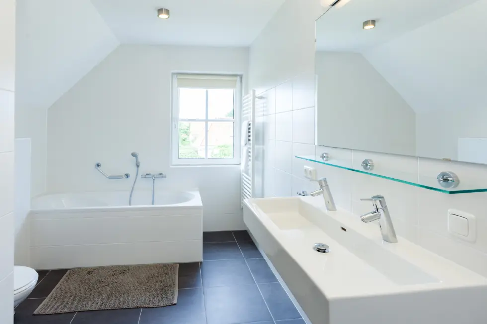 Badkamer op verdieping met bad, douche, toilet en wastafel
