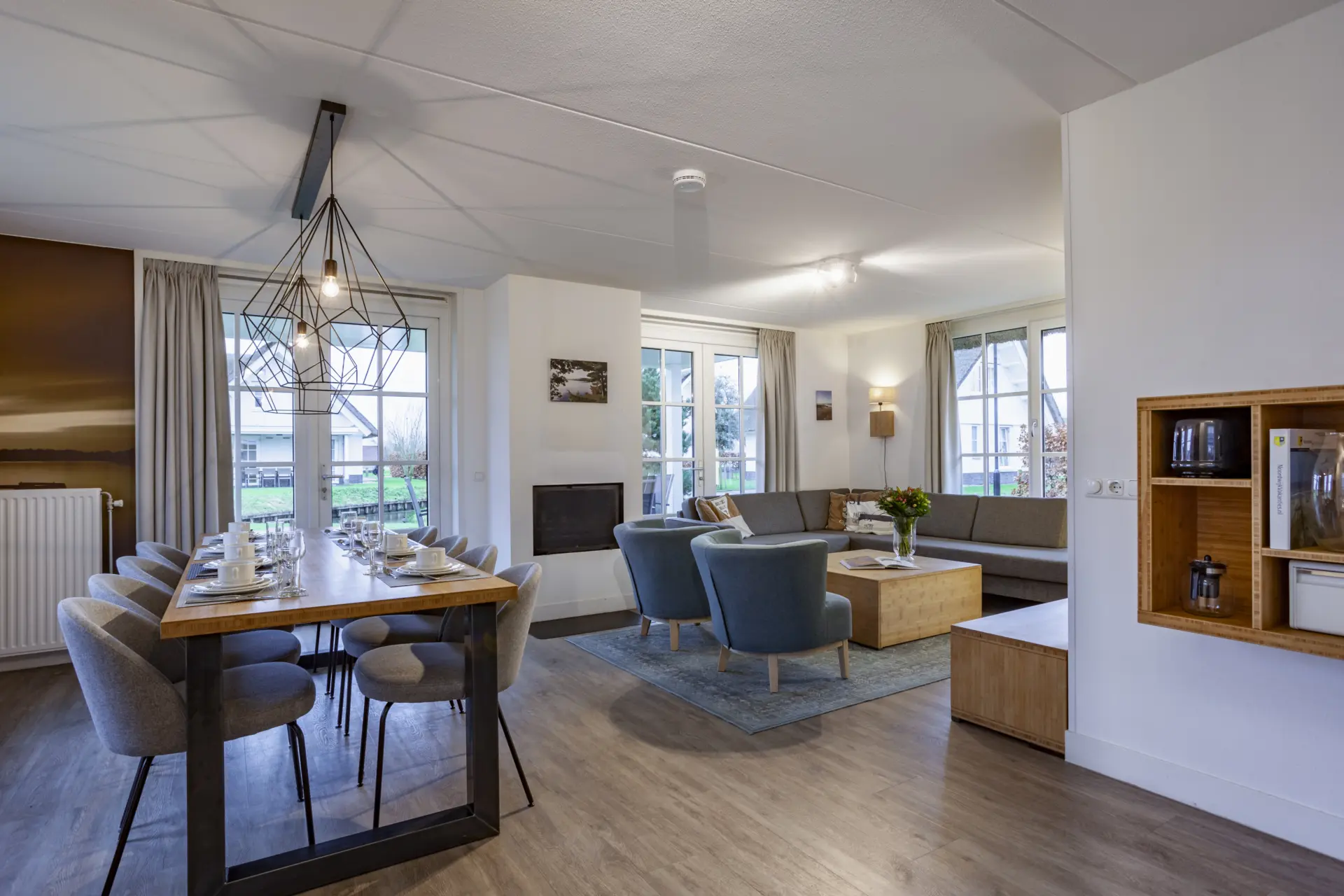 zicht vanuit keuken op eettafel en zithoek