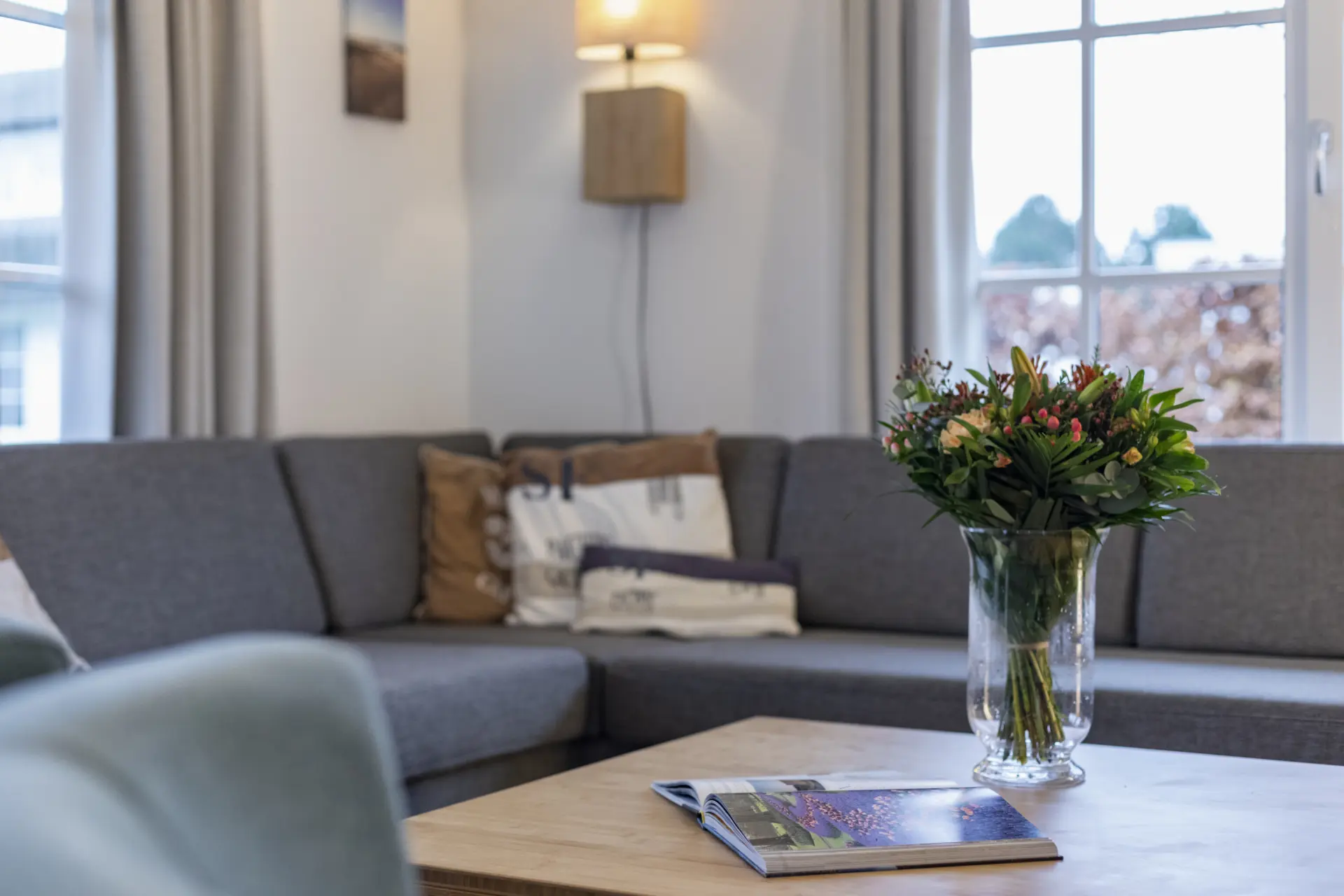 bank in woonkamer met bos bloemen