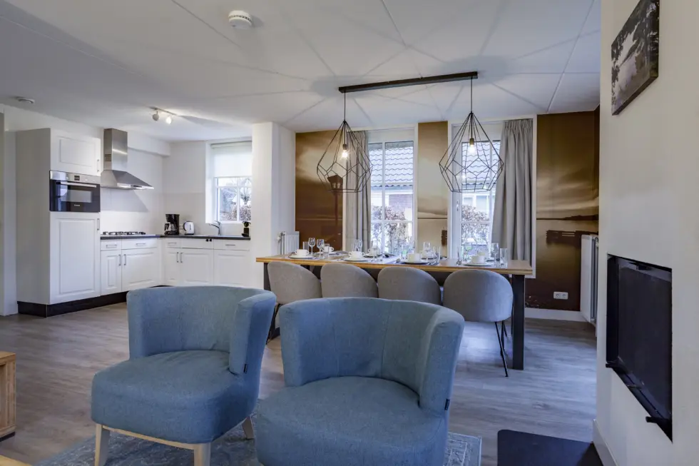 zichtlijn vanuit zithoek naar eettafel en keuken