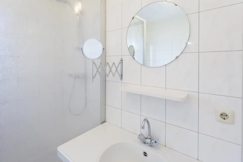 badkamer wastafel, douche en toilet