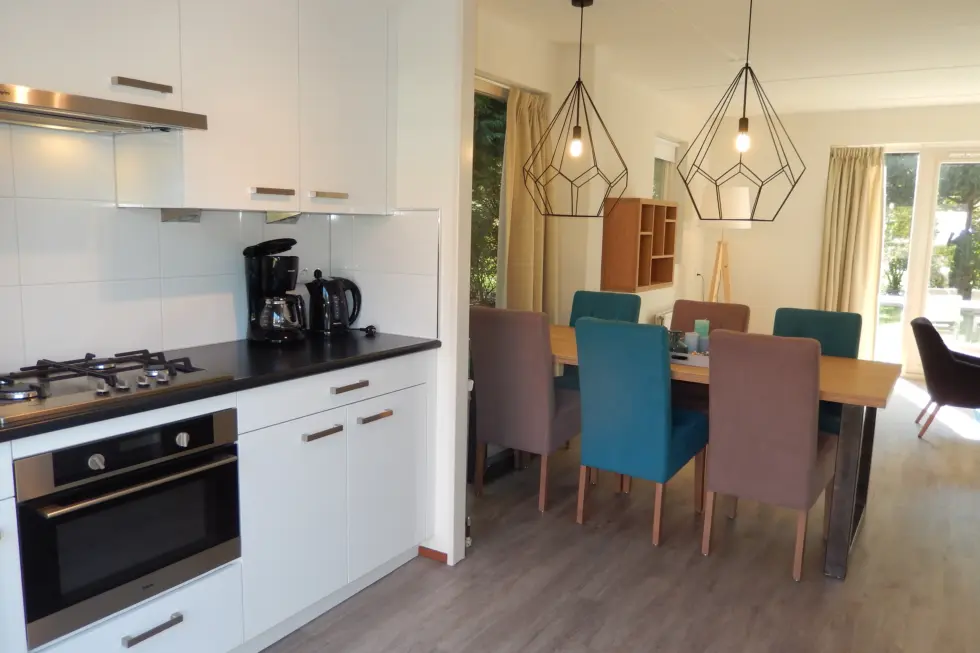 keuken met eetkamertafel