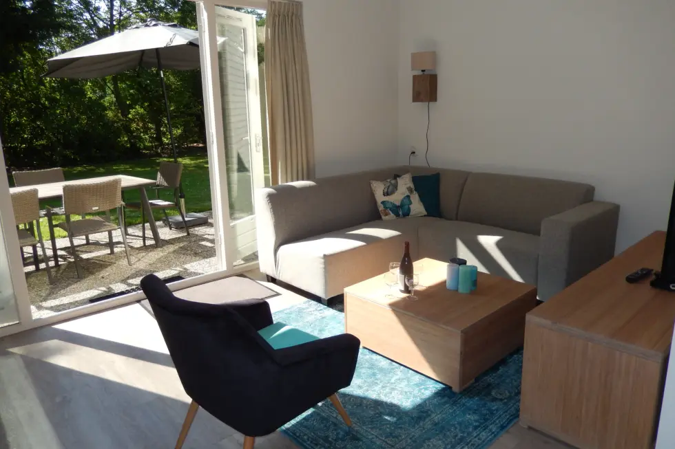 zithoek met openstaande deur naar terras