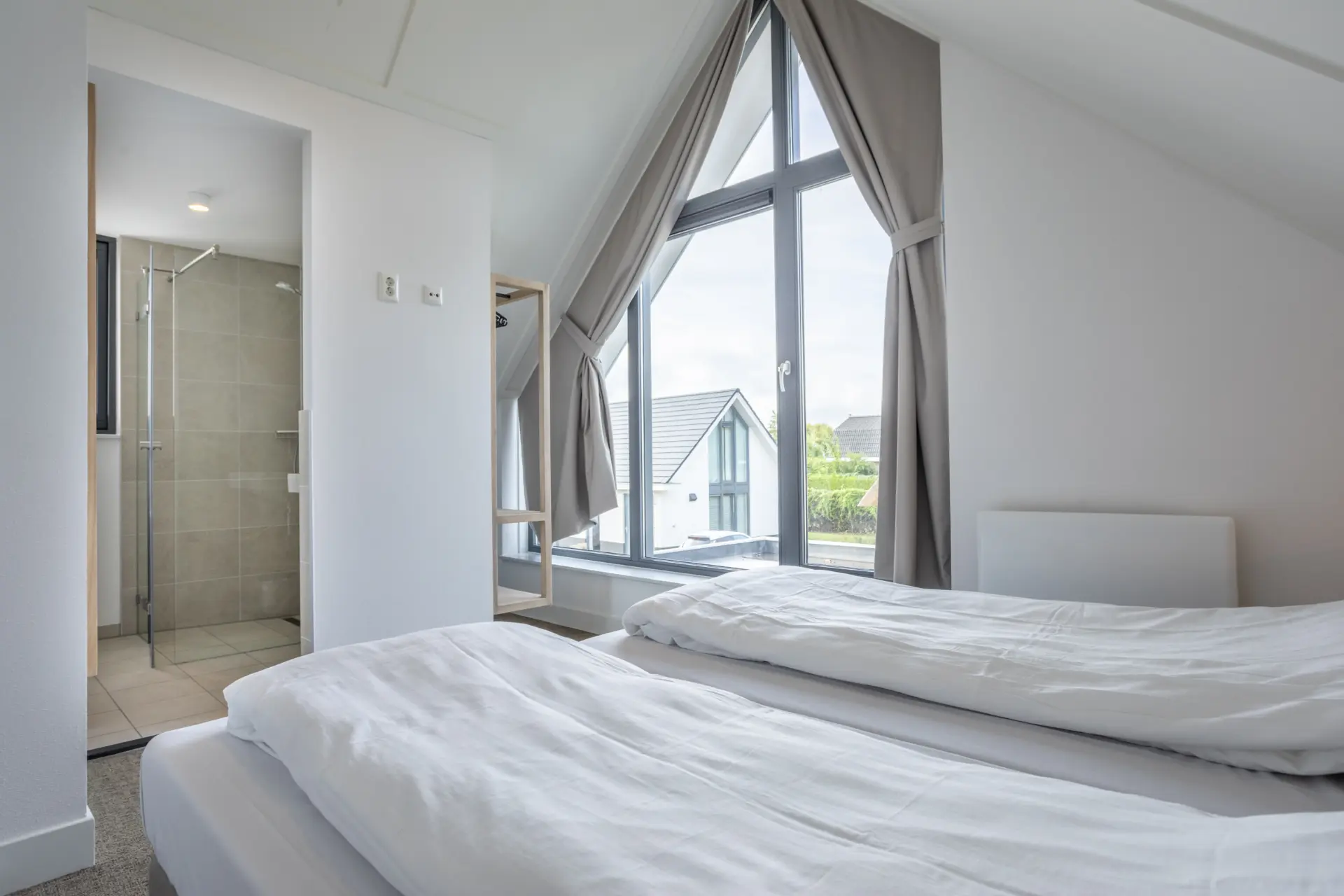 slaapkamer met badkamer ensuite eerste verdieping