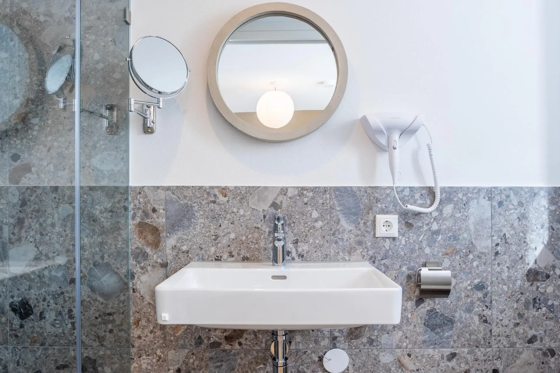 badkamer en suite met douche, wastafel en toilet