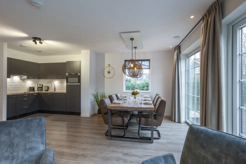 keuken en eetgedeelte gezien vanuit zithoek