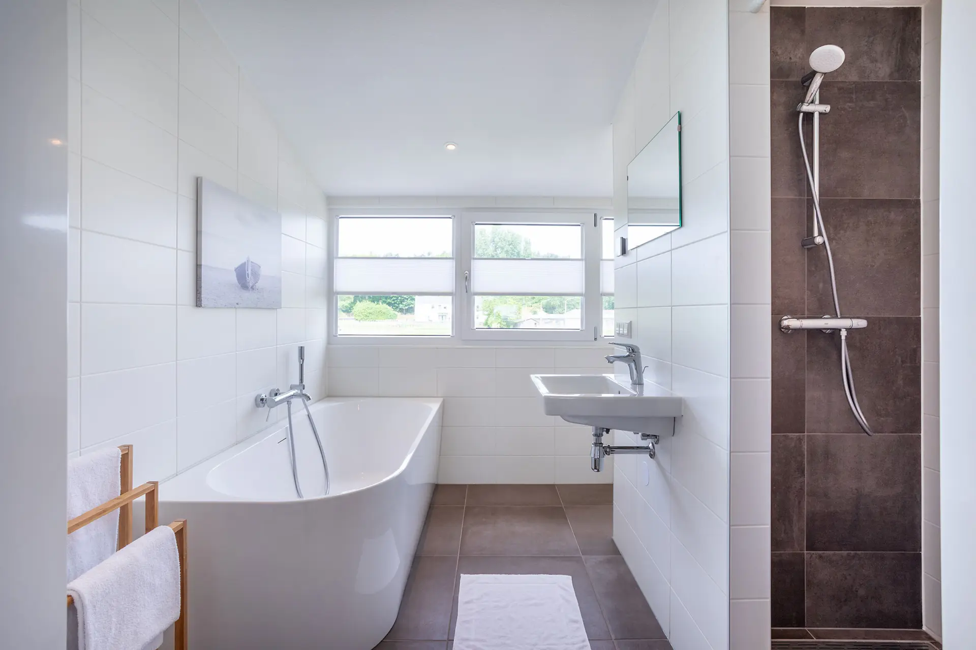 badkamer boven met douche, bad en toilet