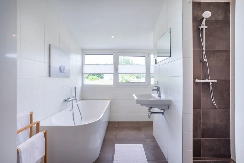 badkamer boven met douche, bad en toilet